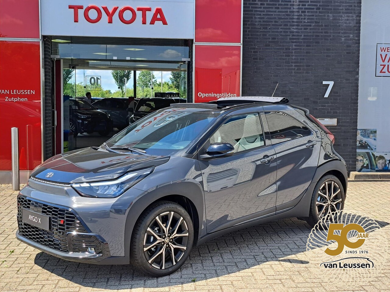 Toyota Aygo X - Hybrid 115 GR Sport CABRIODAK NIEUW IN DE SHOWROOM DIRECT LEVERBAAR 18'' LM-VELGEN PDC STO - AutoWereld.nl