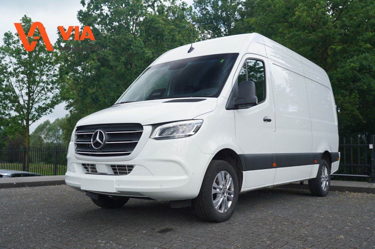 Mercedes-Benz Sprinter - 317CDI L2H2 Select | Navi | LED | LM | full color |Camera | 3,5t AHK | Schwingsitz | Hout - AutoWereld.nl
