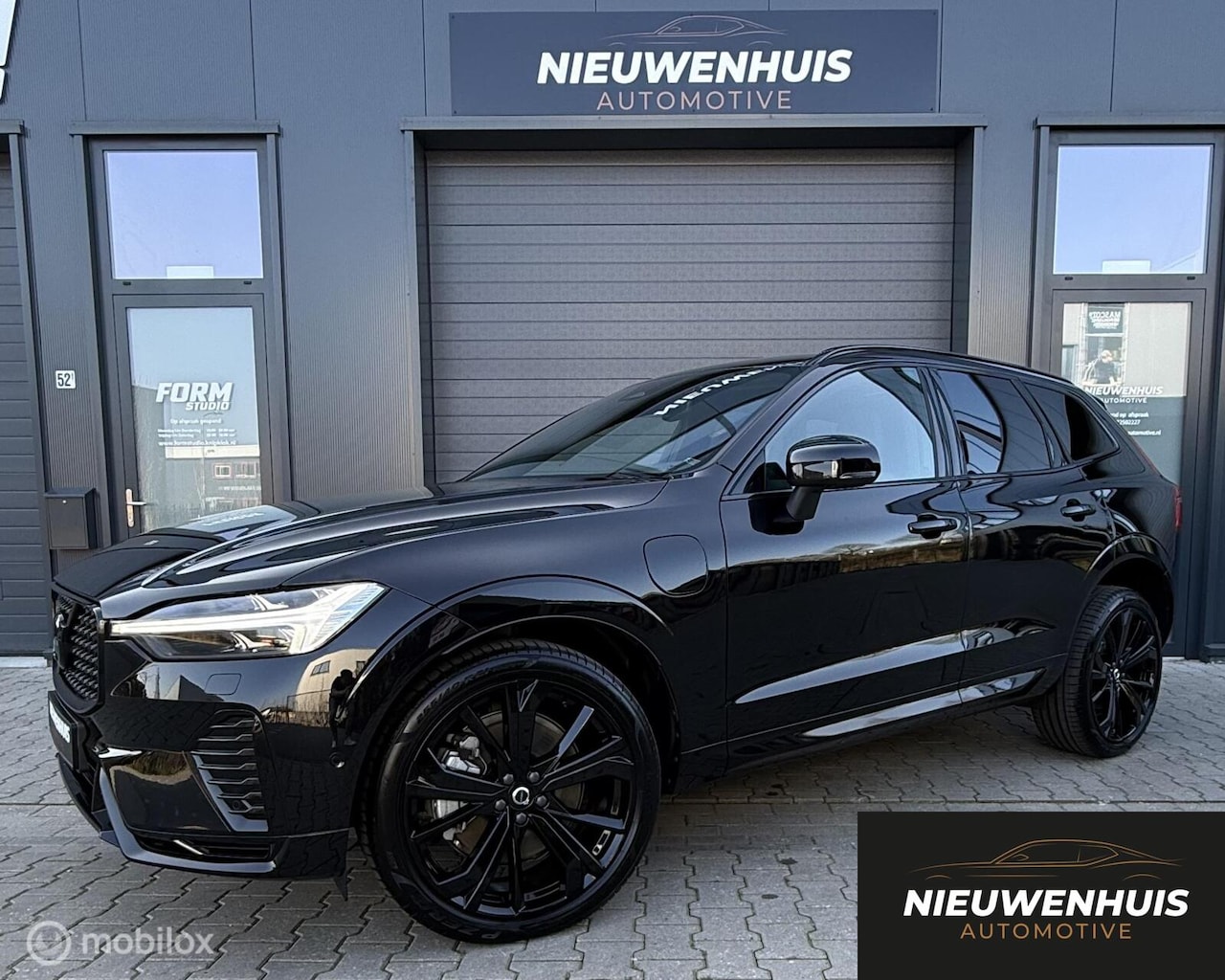 Volvo XC60 - T8 Plus Black Edition PANO l HEADUP l LUCHT - AutoWereld.nl
