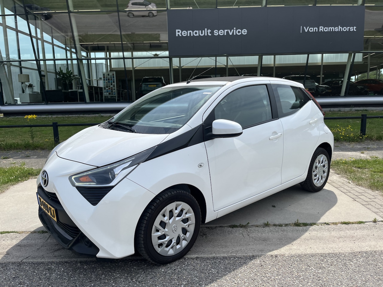 Toyota Aygo - 1.0 VVT-i x-play cabrio / Camera / Cruise Control / Elektrisch vouwdak / Airco / - AutoWereld.nl