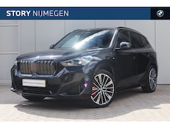 BMW iX1 - xDrive30 M Sport / Panoramadak / Sportstoelen / Comfort Access / Achteruitrijcamera / Head
