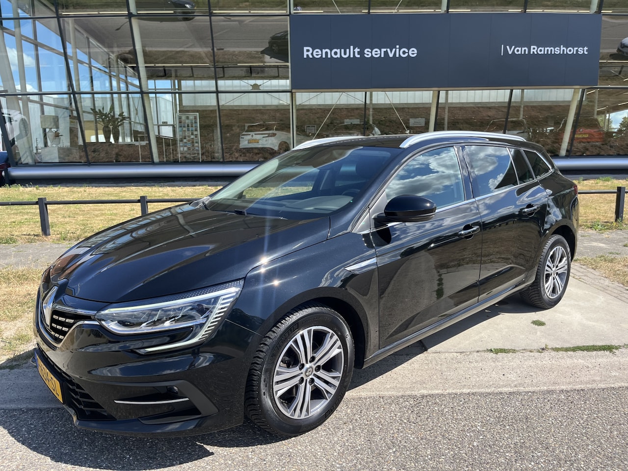 Renault Mégane Estate - 1.3 TCe 141PK Intens / Automaat / Parkeerhulp V+A / Cruise / LMV - AutoWereld.nl