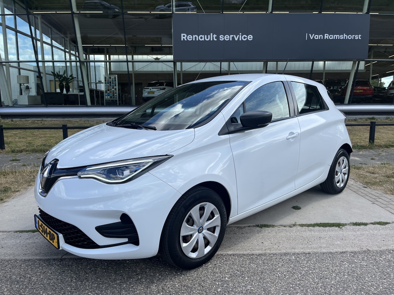 Renault Zoe - R110 Life 52 kWh / Koopbatterij / Parkeerhulp. Achter / Navigatie / - AutoWereld.nl