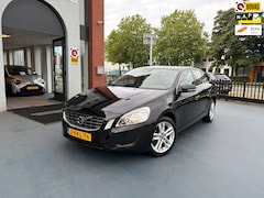 Volvo V60 - 1.6 T3 Momentum DEALER OH AIRCO NAVI LMV TREKHAAK