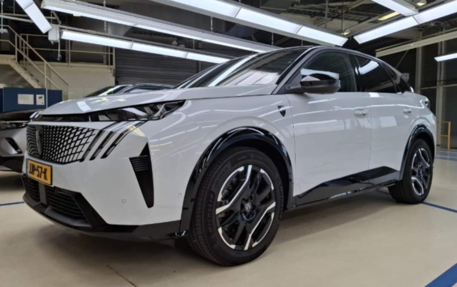 Peugeot e-3008 - EV 73 kWh 210pk GT Avantage Alcantara, el. stoelverstelling met geheugen, warmtepomp, supe - AutoWereld.nl