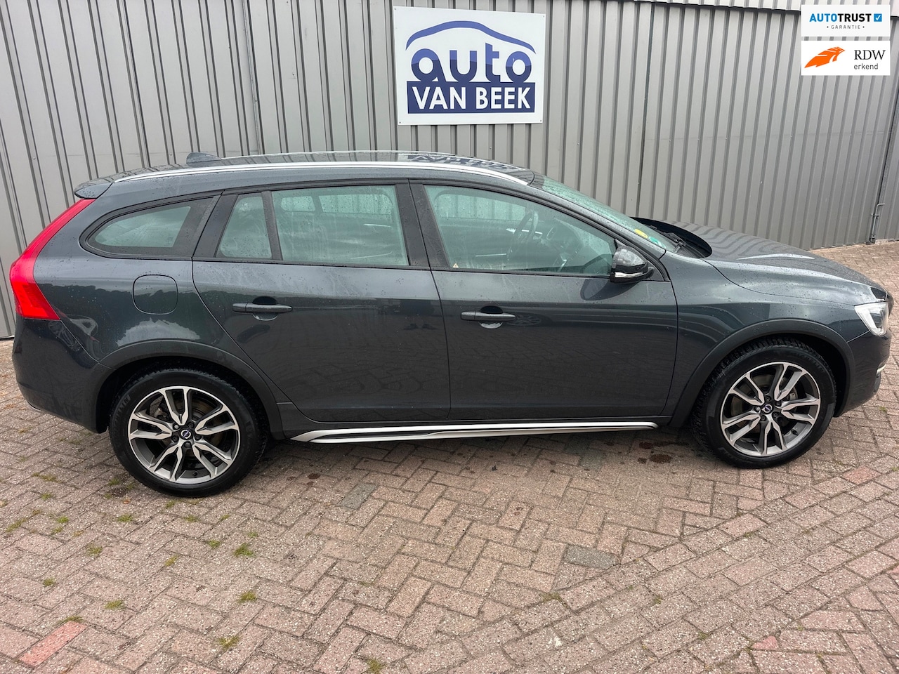 Volvo V60 Cross Country - 2.4 D5 AWD Summum - AutoWereld.nl