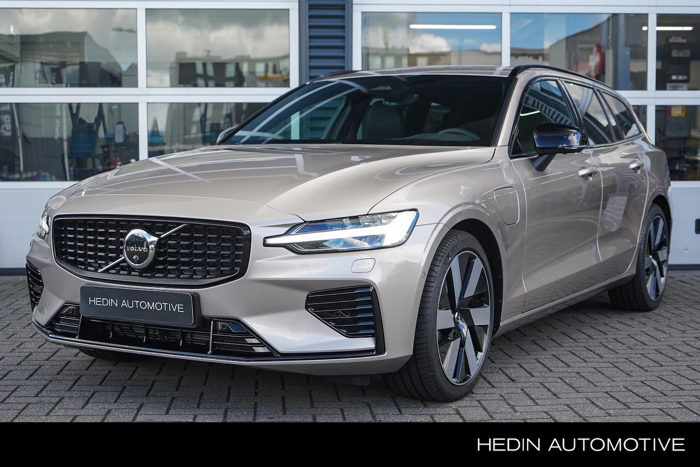 Volvo V60 - 2.0 T6 Plug-in hybrid AWD Ultra Dark | Elektrische Stoelen met geheugen | Panoramadak | Ha - AutoWereld.nl