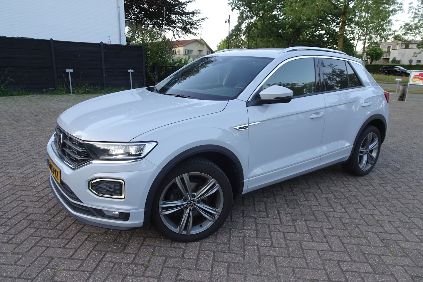 Volkswagen T-Roc - 1.5 TSI Sport Business R 150pk * AIRCO * 19 inch LMV * NAVI * KAMERA * LED * - AutoWereld.nl