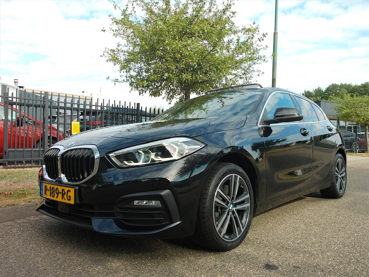 BMW 1-serie - (f40) 118i 136pk Business Edition Panoramadak Apple Carplay - AutoWereld.nl