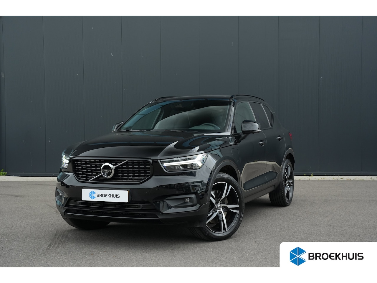 Volvo XC40 - 1.5 T5 262pk Recharge R-Design | Panoramadak | Trekhaak | 360 Camera | Stoelverwarming | 1 - AutoWereld.nl