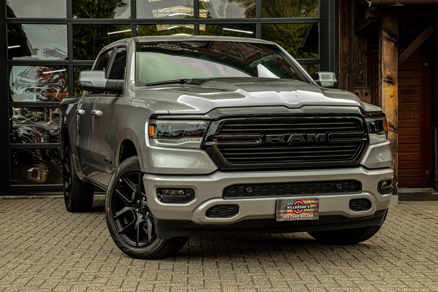 Dodge Ram 1500 - 5.7 V8 4x4 Sport GT BPM VRIJ, LPG, 12'' scherm, Panoramadak . - AutoWereld.nl