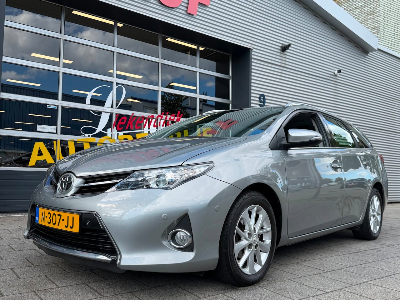 Toyota Auris Touring Sports - 1.3 Aspiration - Airco I Xenon / LED I PDC I Sport velgen I trekhaak I Dealer onderhouden - AutoWereld.nl