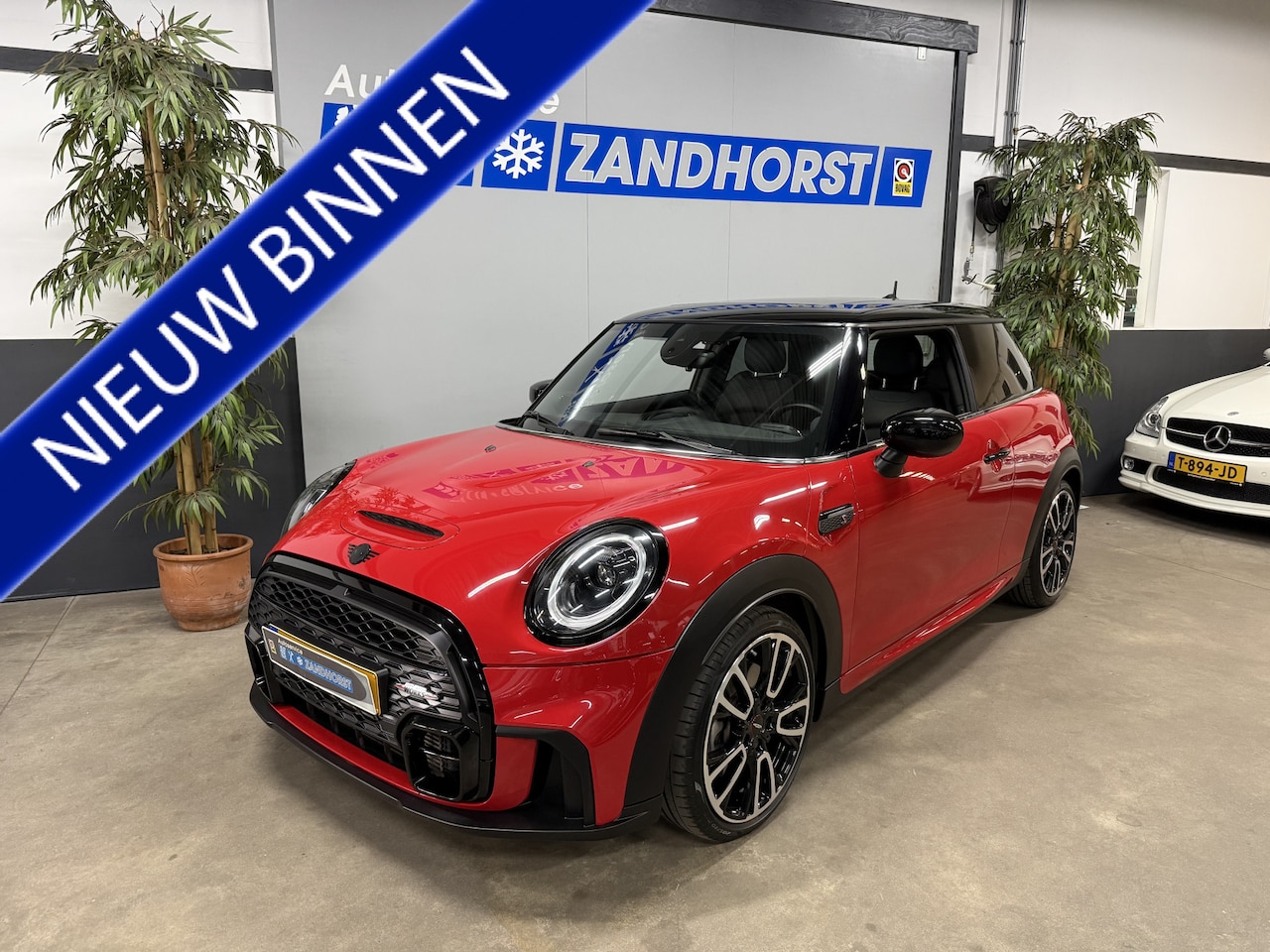 MINI 3-Deurs - 2.0 Cooper S JCW // Panodak // Camera // Carplay - AutoWereld.nl