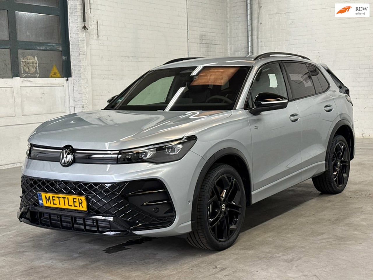 Volkswagen Tiguan - 2.0 R-Line | Memory seats | Massage | ACC | 4 Motion - AutoWereld.nl