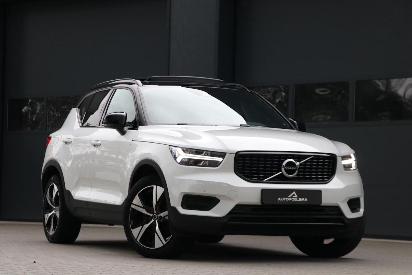 Volvo XC40 - 1.5 T4 Recharge |R-DESIGN| AdaptiveCruise Trekhaak Panoramadak PrivacyGlass AppleCarplay C - AutoWereld.nl