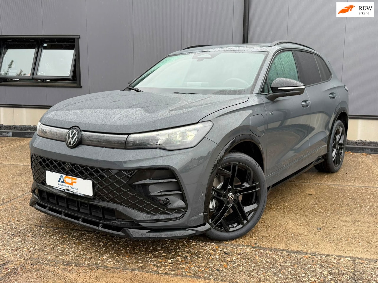 Volkswagen Tiguan - 1.5 eHybrid Maxton R-Line / BLACKSTYLE / LEER / TREKHAAK / 360 / RAMVOL - AutoWereld.nl