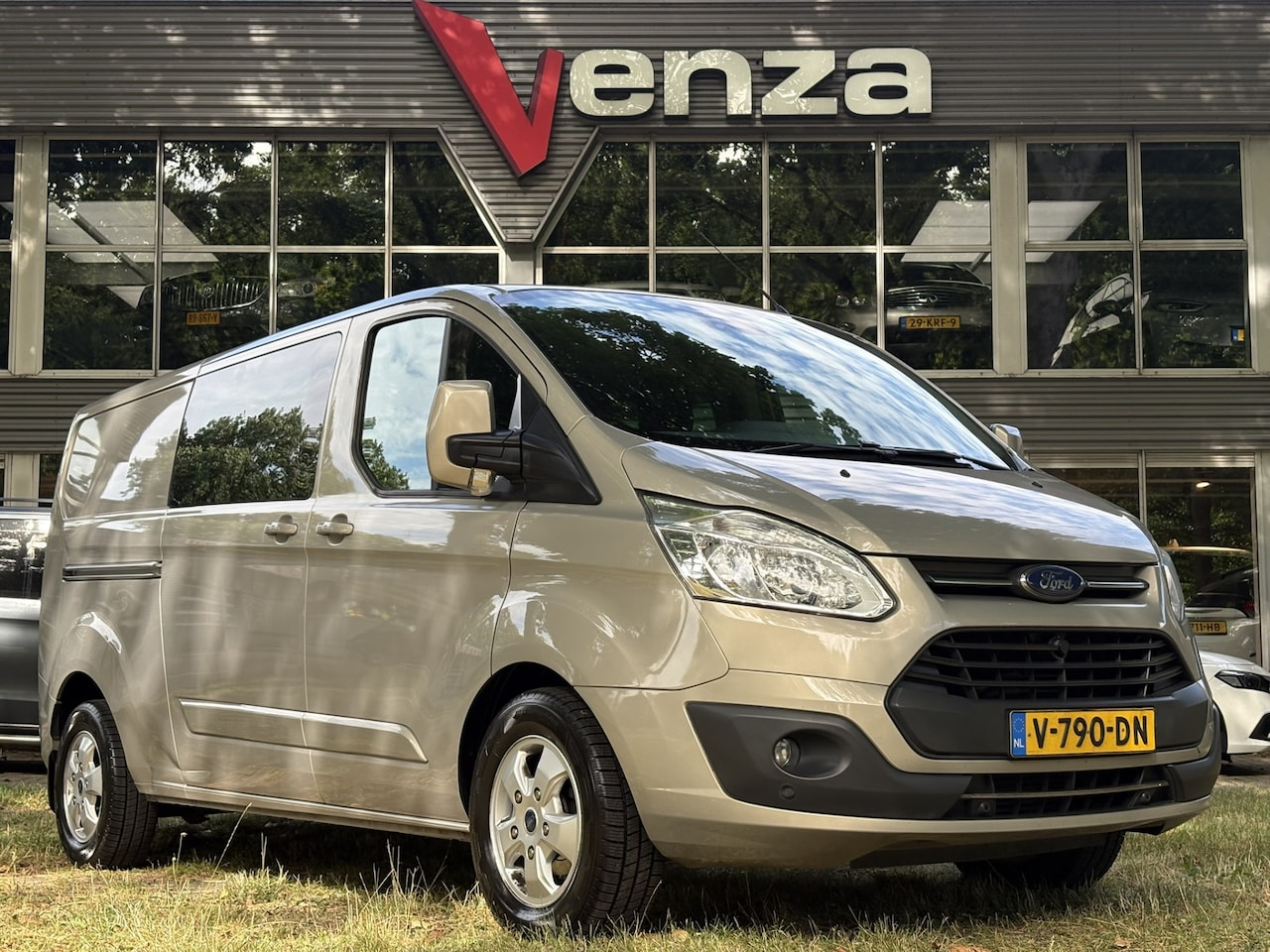 Ford Transit Custom - 290 2.0 TDCI L2H1 Trend DC 290 2.0 TDCI L2H1 Trend DC - AutoWereld.nl