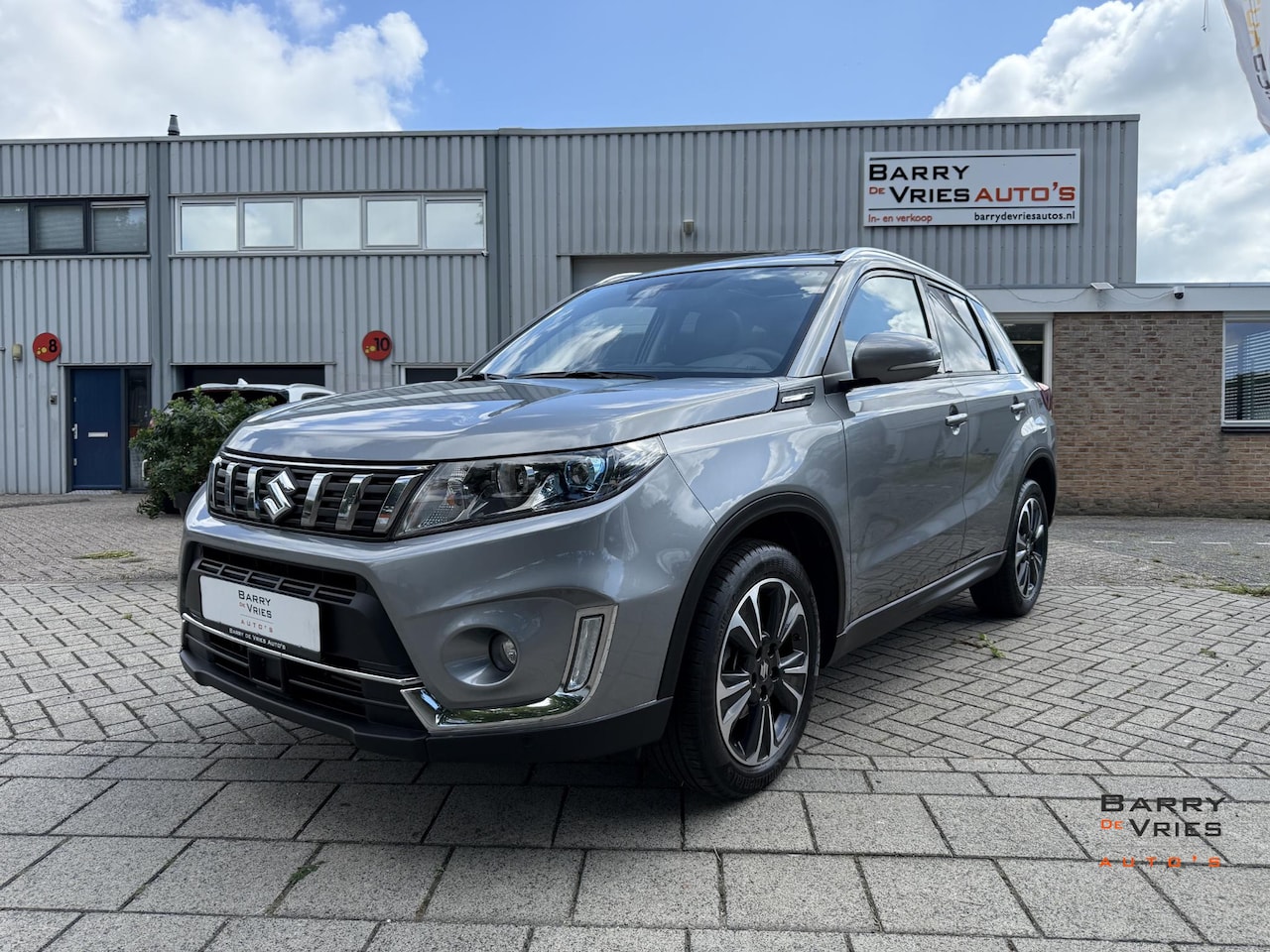 Suzuki Vitara - 1.0 Boosterjet Stijl | Panoramadak | Adaptive Cruise Control | Climate Control | Trekhaak - AutoWereld.nl