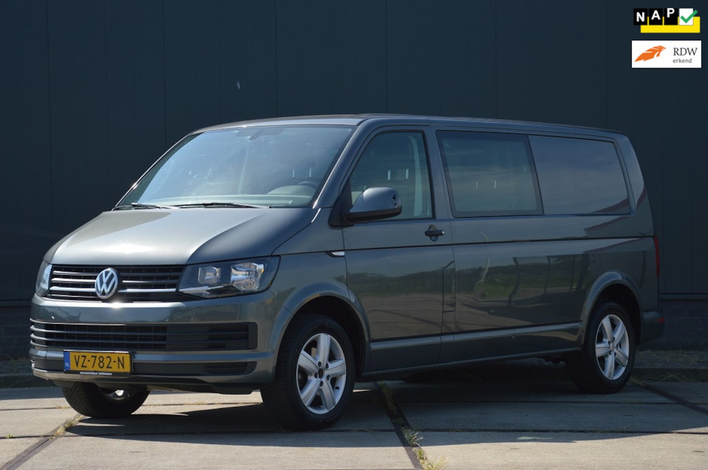 Volkswagen Transporter - 2.0 TDI L2H1 DC Comfortline 150PK Euro 6 Airco Schuifdeur Trekhaak - AutoWereld.nl