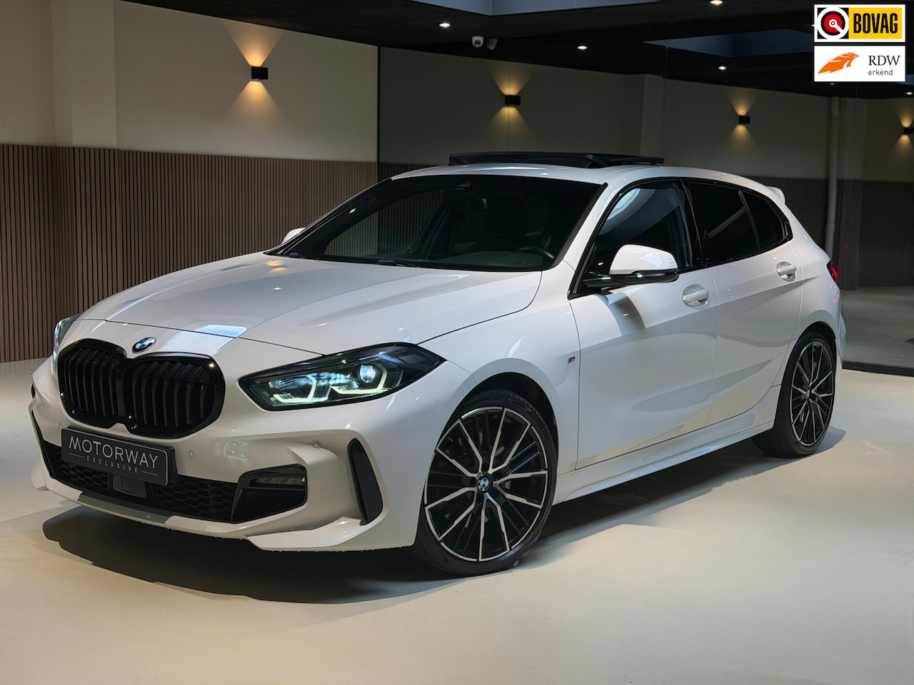 BMW 1-serie - 120i High Executive|Pano|HUD|Keyless|Sfeer - AutoWereld.nl