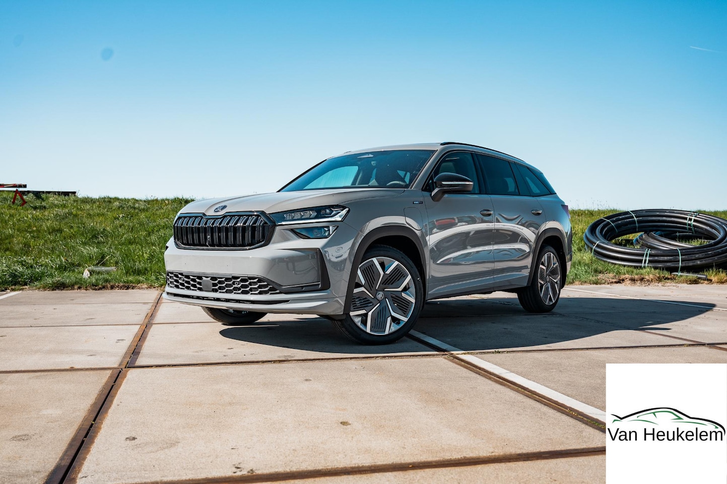 Skoda Kodiaq - 1.5 TSI PHEV Sportline | PANO | TREKHAAK | 20" VELGEN | STEEL GREY - AutoWereld.nl