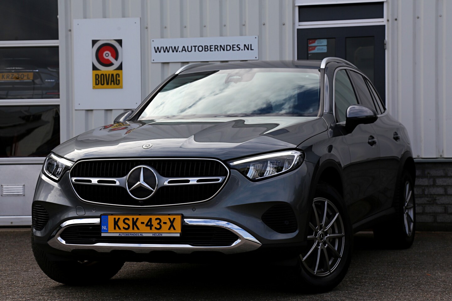 Mercedes-Benz GLC-klasse - 300e 4MATIC Plug in hybride*Perfect Onderh.*Leder/Stoelverw./Sfeer/Apple Carplay-Android/S - AutoWereld.nl