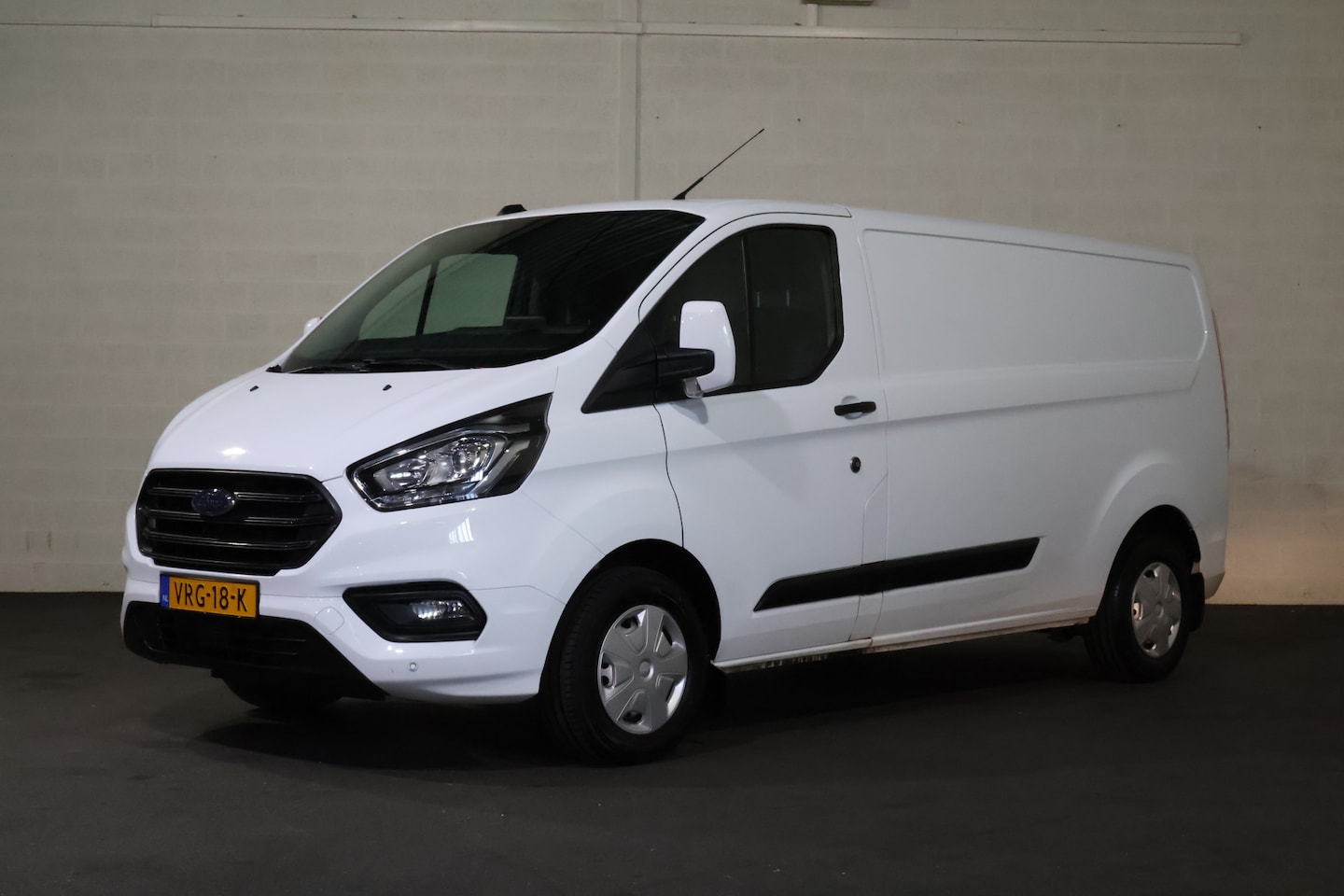 Ford Transit Custom - 2.0 TDCI 170pk L2 H1 Airco Camera Trekhaak - AutoWereld.nl