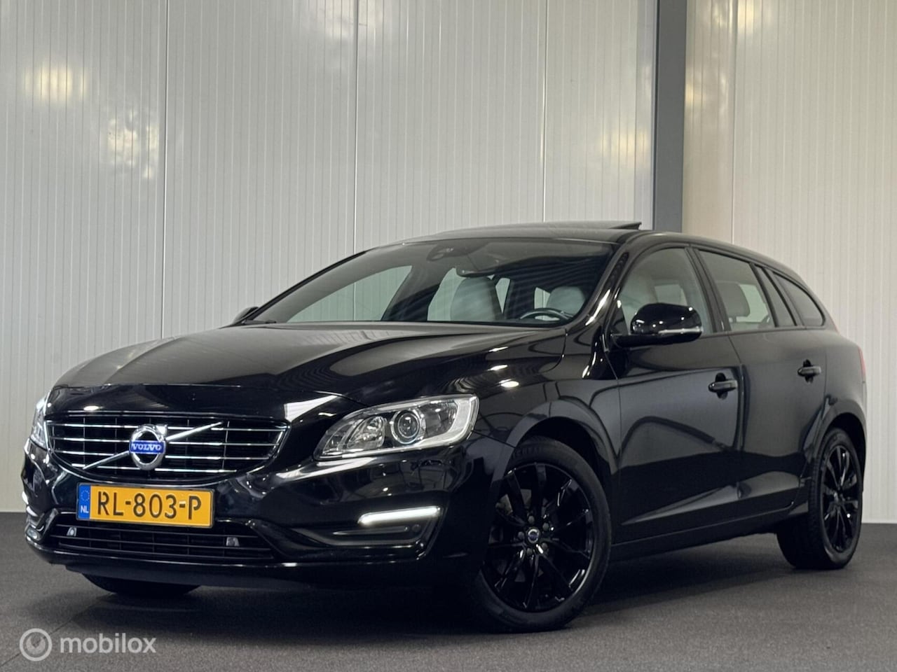 Volvo V60 - 1.5 T2 Polar+ Dynamic AUT. [ NAP 1e eig. leder schuifdak ] - AutoWereld.nl