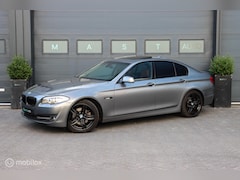 BMW 5-serie - 520i High Executive|PANO|LEDER|MEMORY|BI-XENON|NAP