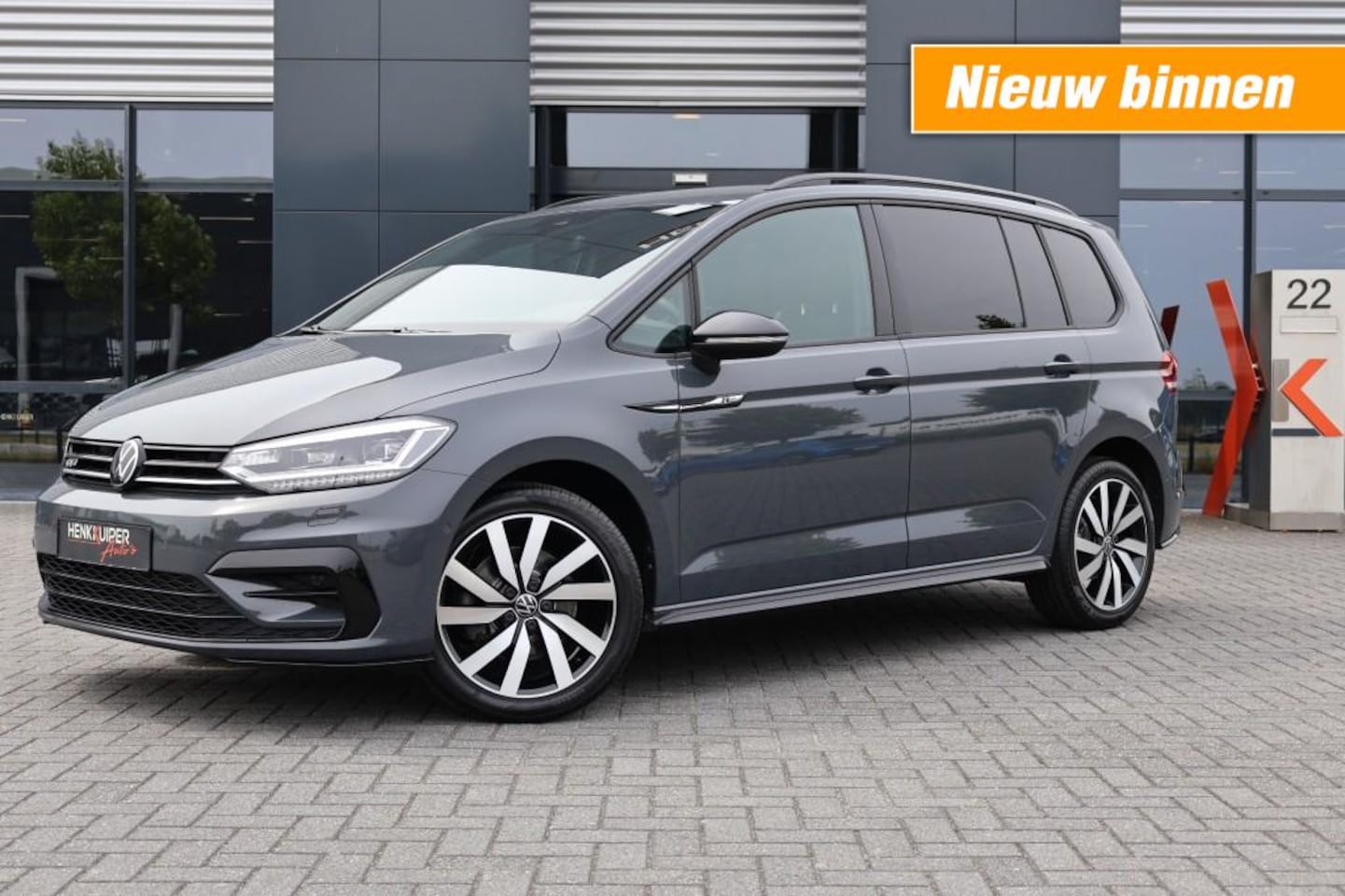 Volkswagen Touran - 1.5 TSI DSG R-Line / 7 persoons/ Camera / LED/ PDC/ App-Connect/ Navi - AutoWereld.nl