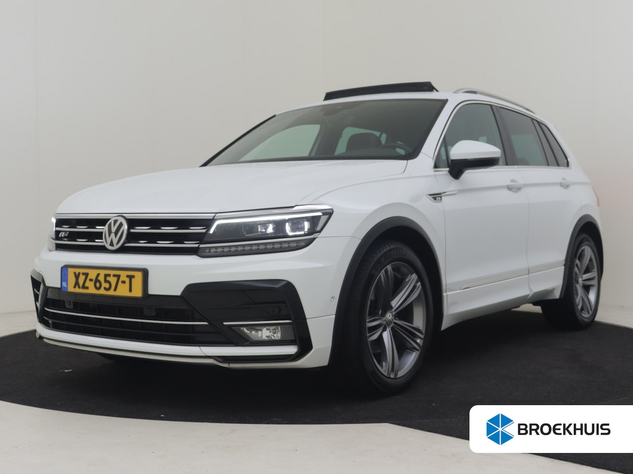 Volkswagen Tiguan - 1.5 TSI ACT Highline Business R 150 pk DSG/AUTO | Elektr Glazen panorama-dak | Achteruitri - AutoWereld.nl