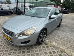 Volvo V60 - 1.6 T3 R-Design