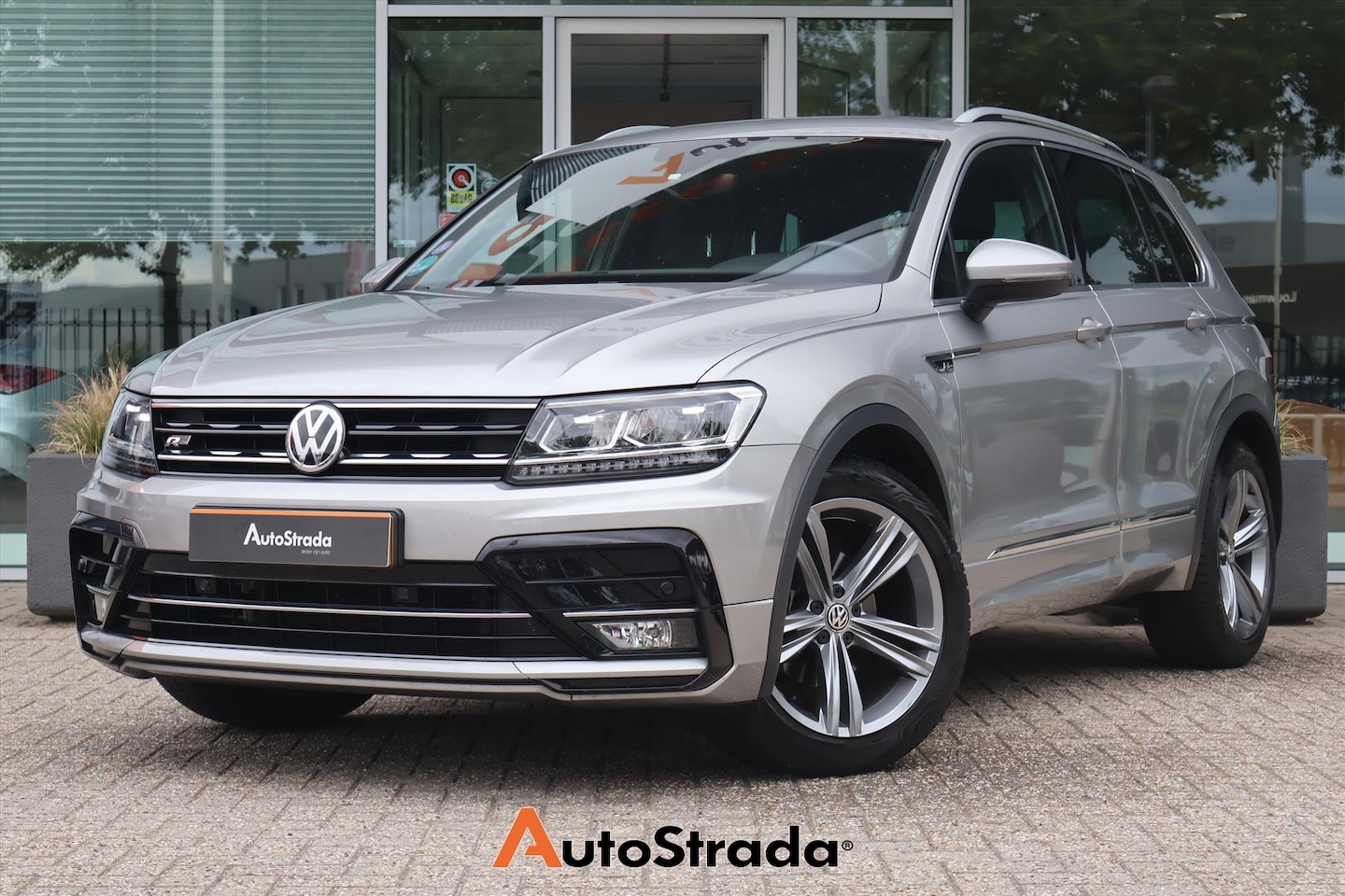 Volkswagen Tiguan - 1.5 TSI R-LINE I Navi I Virtual Cockpit I Trekhaak I Climate I Adaptieve Cruise I LED - AutoWereld.nl