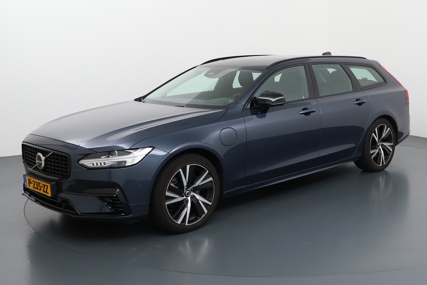 Volvo V90 - T6 350PK AWD Plus Dark | 360° | Panoramadak | 19" | Power Seats | HK Audio | Climate Pack - AutoWereld.nl