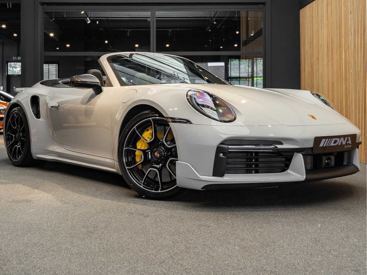 Porsche 911 Cabrio - 992 Turbo S Sport Design Burmester Turbo S Exclusive Manufaktur - AutoWereld.nl