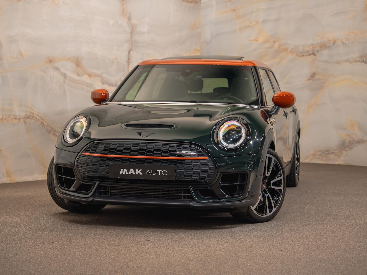 MINI Clubman - 2.0 JCW ALL4 John Cooper Works , pano, JCW-stoelen, 19", H/K, keyless, ACC, camera, privac - AutoWereld.nl