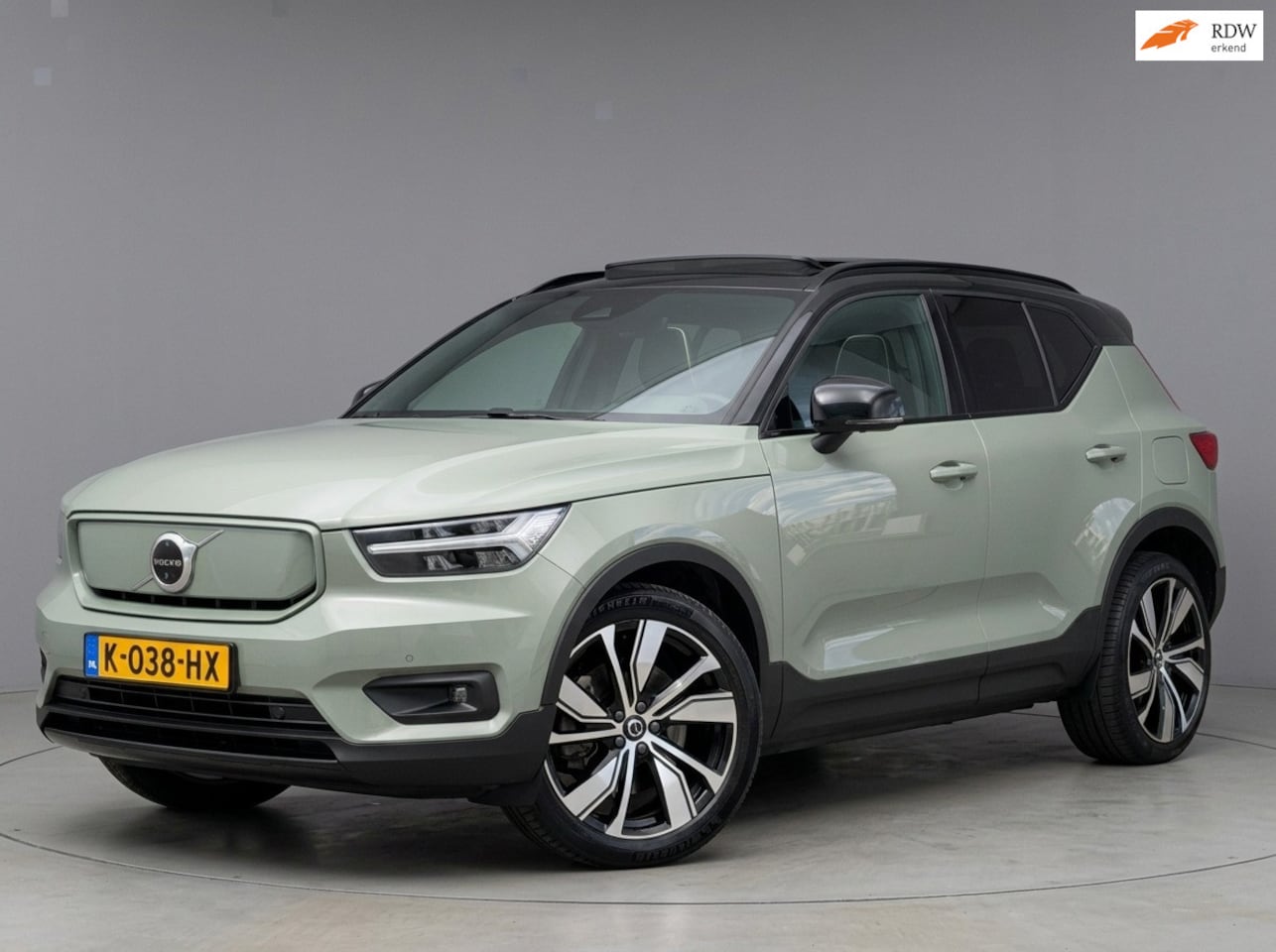 Volvo XC40 - Recharge P8 AWD R-Design|Panorama-dak|H&K|360-camera|Stoel/stuur verwarming - AutoWereld.nl