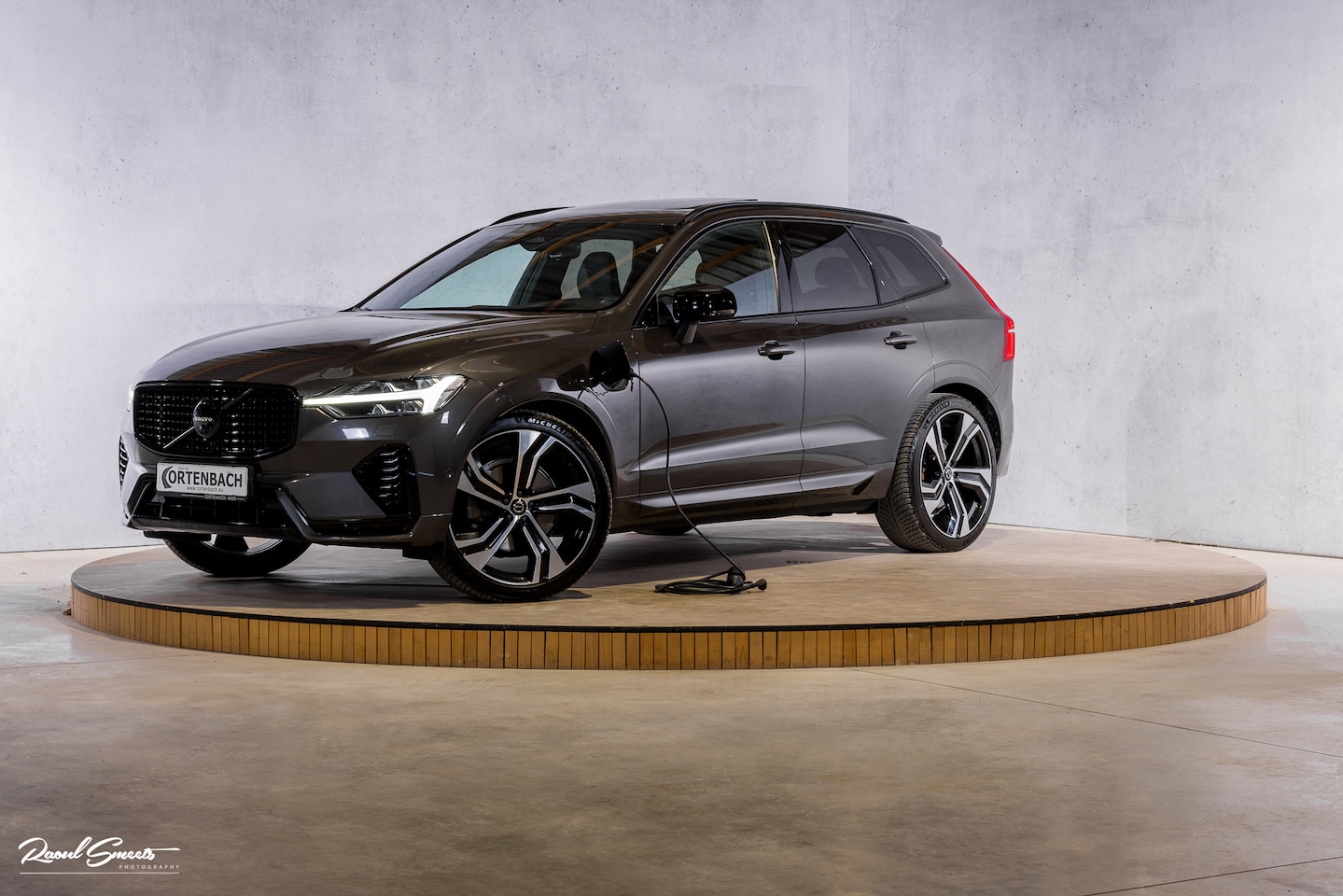 Volvo XC60 - 2.0 T8 Plug-in hybrid AWD R-Design | Luchtvering | Zwenkbare trekhaak | Panorama dak | Mem - AutoWereld.nl