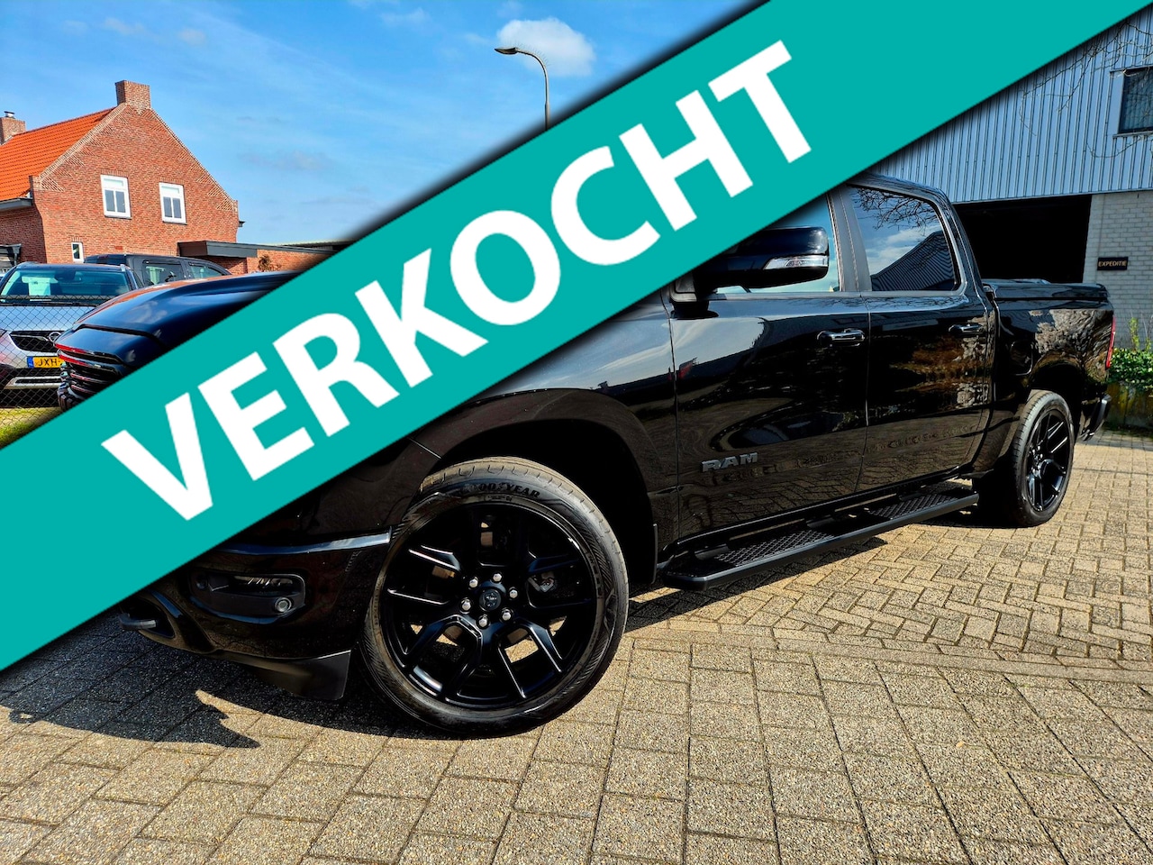 Dodge Ram 1500 - 5.7 V8 401PK 4x4 Crew Cab Big Horn + Nieuw model|NAP|OH historie|Panorama|LED|Leder|Trekha - AutoWereld.nl
