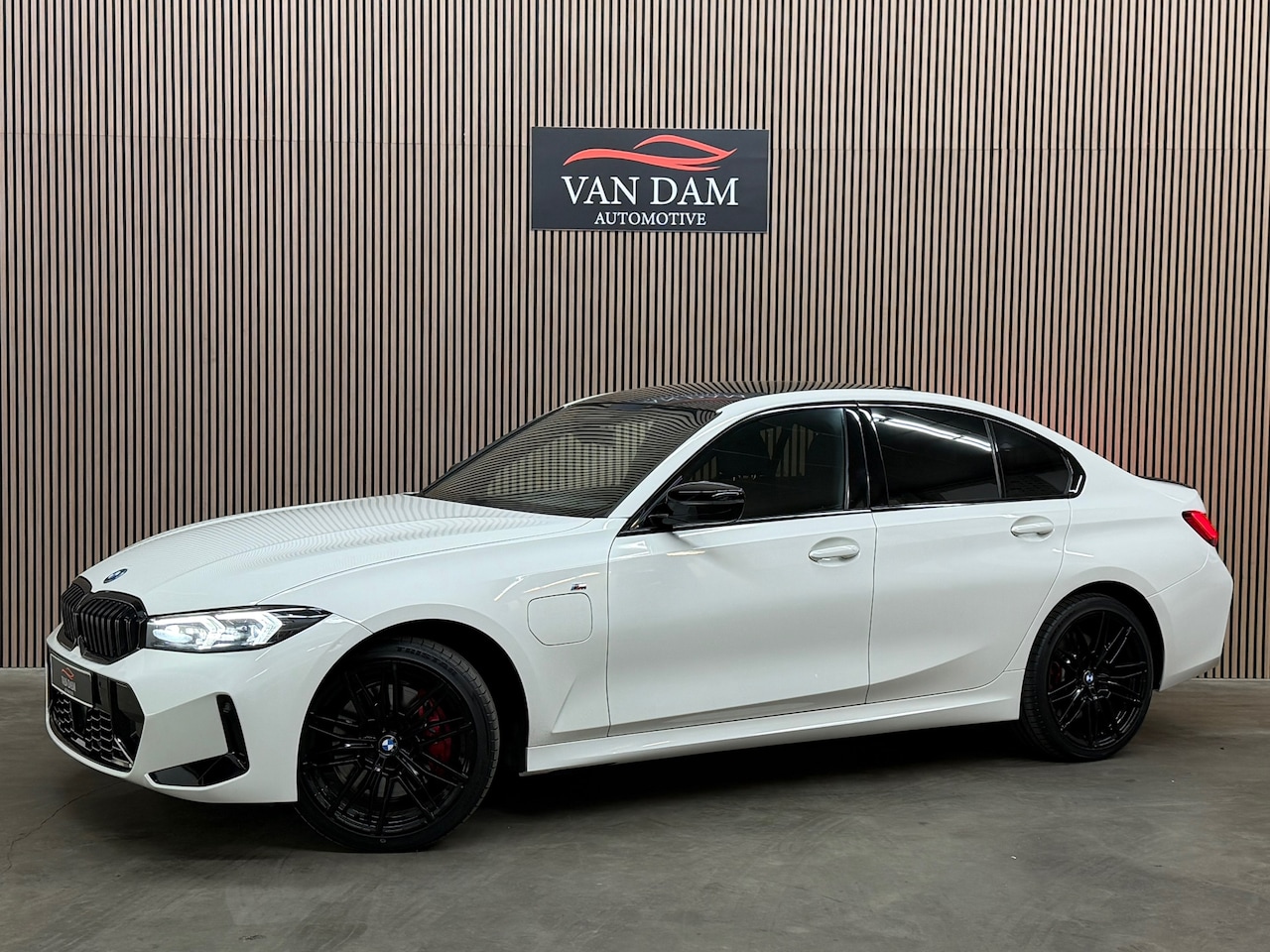 BMW 3-serie - 330e 2024 M-Sport LED CAMERA H&K CAR-PLAY - AutoWereld.nl