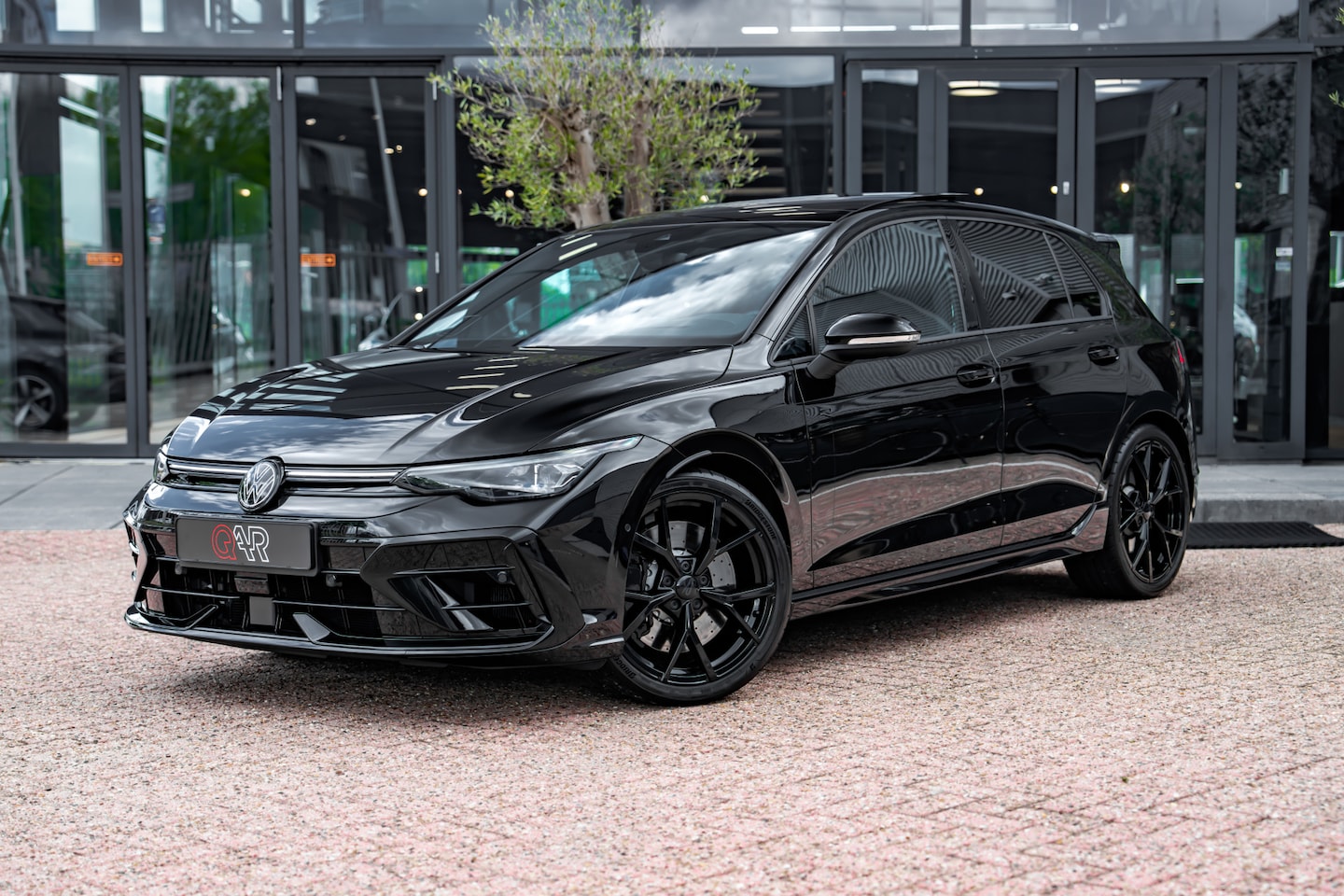 Volkswagen Golf - 2.0 TSI 4Motion R | Akrapovic | Panoramadak | Harman Kardon | Adaptief onderstel | Leder | - AutoWereld.nl