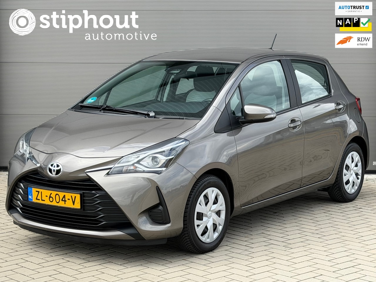 Toyota Yaris - 1.0 VVT-i Active | Dealer onderhouden | Trekhaak | Camera | All Season | NL auto - AutoWereld.nl