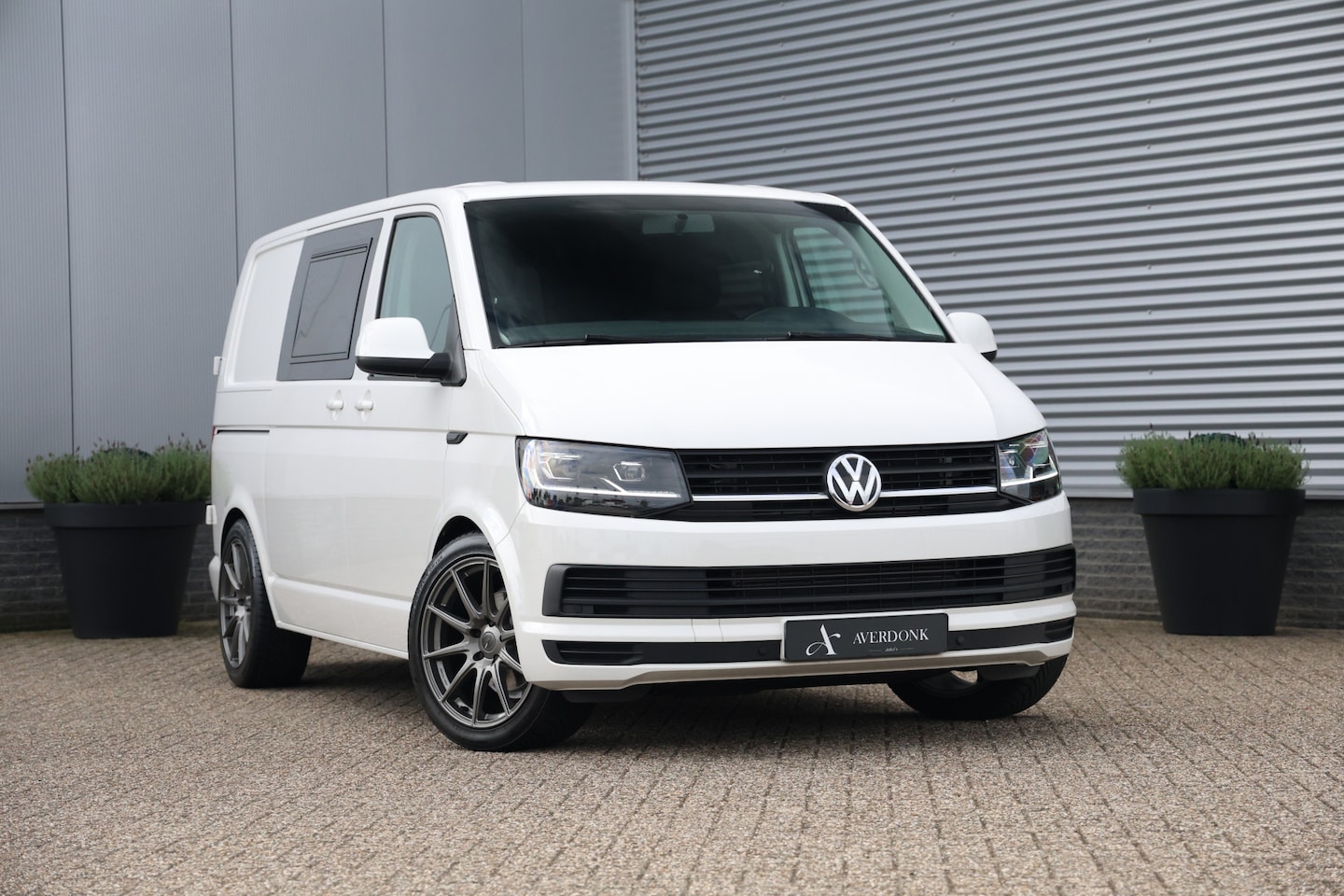Volkswagen Transporter - 2.0 TSI L1H1 Highline Benzine Trekhaak|Led|Stoelvw|Dealerondh - AutoWereld.nl