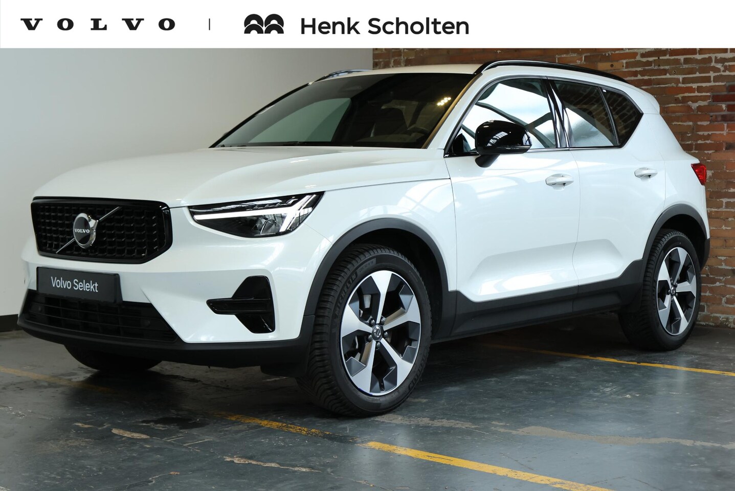 Volvo XC40 - B4 Plus Dark | Trekhaak | Premium audio by Harman Kardon | Verwarmbare voorstoelen en stuu - AutoWereld.nl