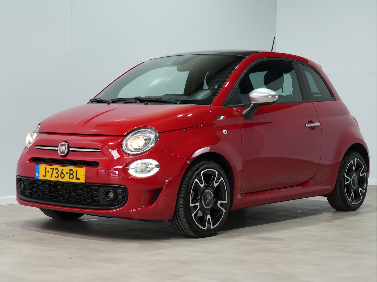 Fiat 500 - 1.0 Hybrid Rockstar / Navigatie / Panoramadak / Parkeersensoren 273 - AutoWereld.nl