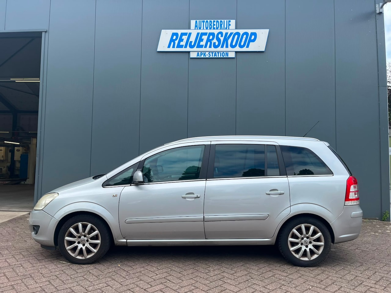 Opel Zafira - 1.6 Cosmo Let op: lekt motorolie bij koelvloeistof