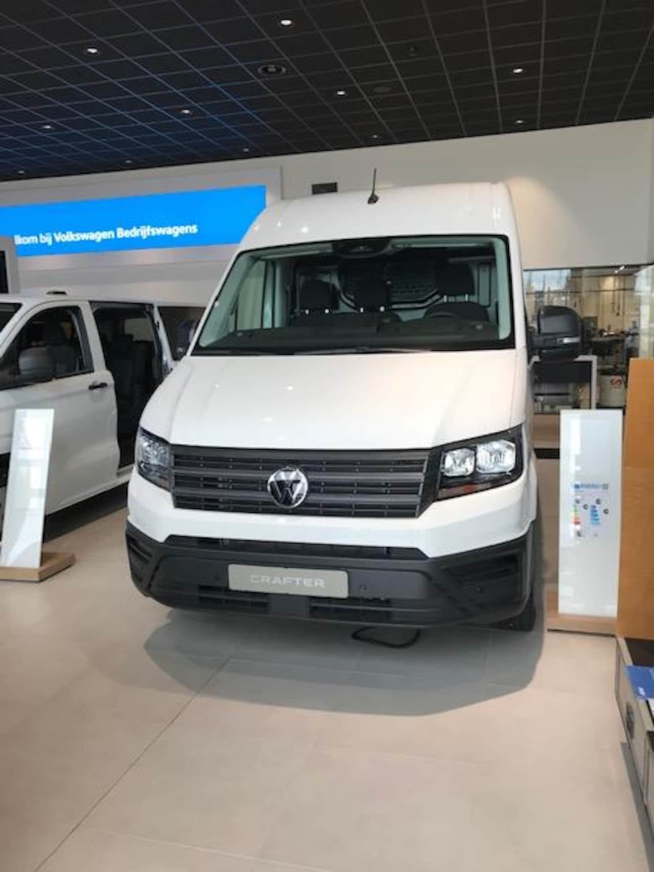 Volkswagen Crafter - Bedrijfswagen 35 2.0 TDI L3H3 EL Trendline EURO VI RWD - AutoWereld.nl