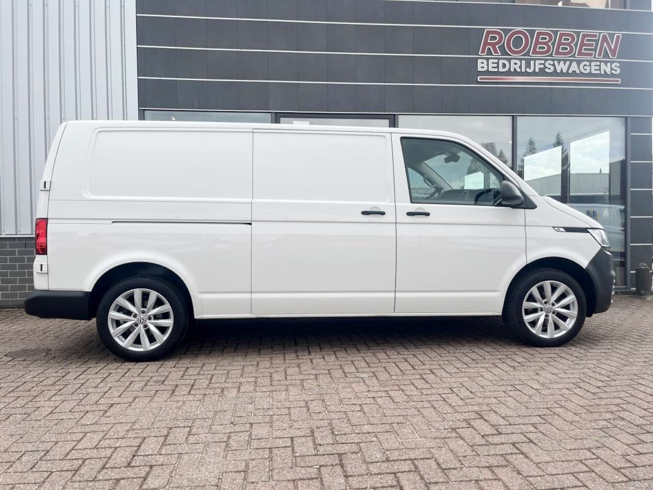 Volkswagen Transporter - T6.1 - 2.0 TDI Aut. DSG Airco/Cruise/Nav Kasten L2H1 - AutoWereld.nl
