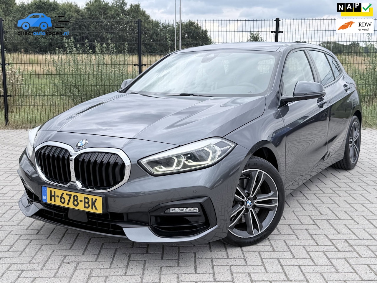 BMW 1-serie - 118i Executive Edition | Carplay | PDC | Navi | Sportstuur - AutoWereld.nl