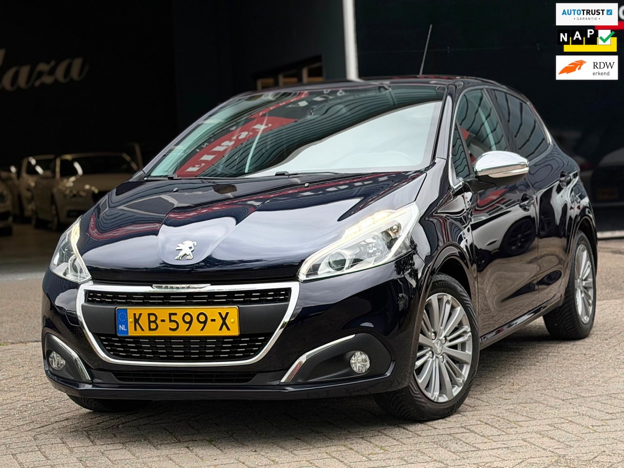 Peugeot 208 - 1.2 PureTech Allure AUTOMAAT CARPLAY/NAVI/CRUISE/ISOFIX | NETTE AUTO ! - AutoWereld.nl